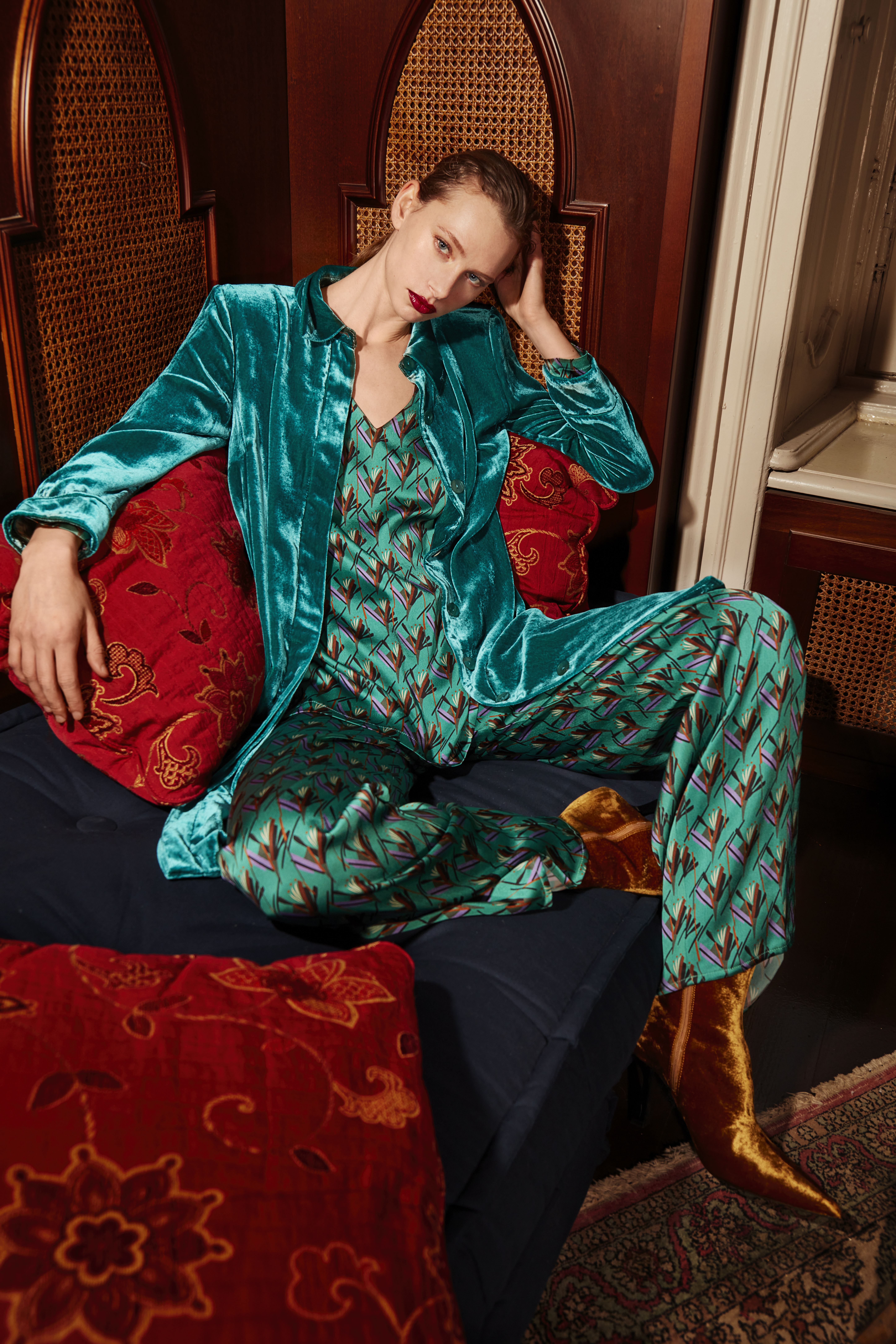 COAT Lisos Velvet 1199; TOP Cooning Brillo 1223; TROUSERS Cooning Brillo 33